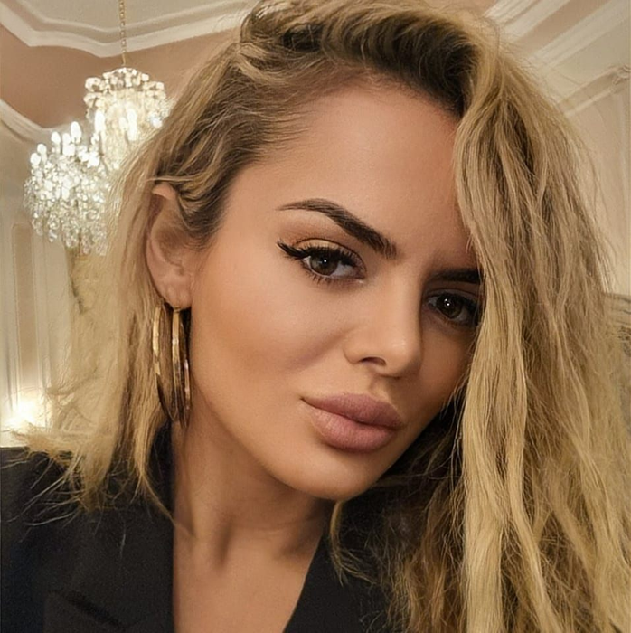 Simona Hapciuc, apariție bombă! Blondina a lăsat lumea ”mască” la o petrecere