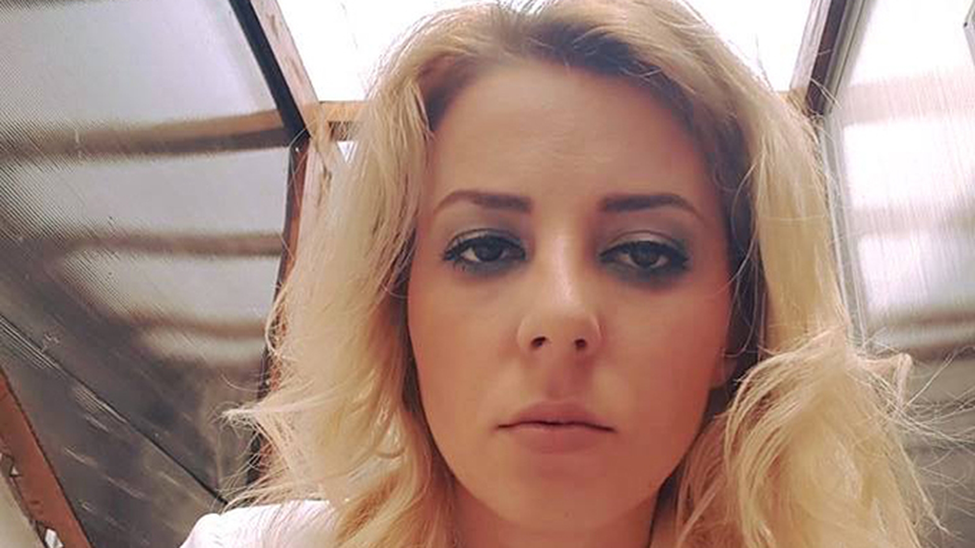 ALINA PLUGARU a încins din nou imaginaţia fanilor! S-a aşezat sexy pe un fotoliu şi le-a arătat...
