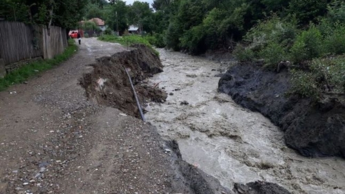 Alertă în Prahova! Case și mașini luate de viitură, zeci de persoane au fost evacuate