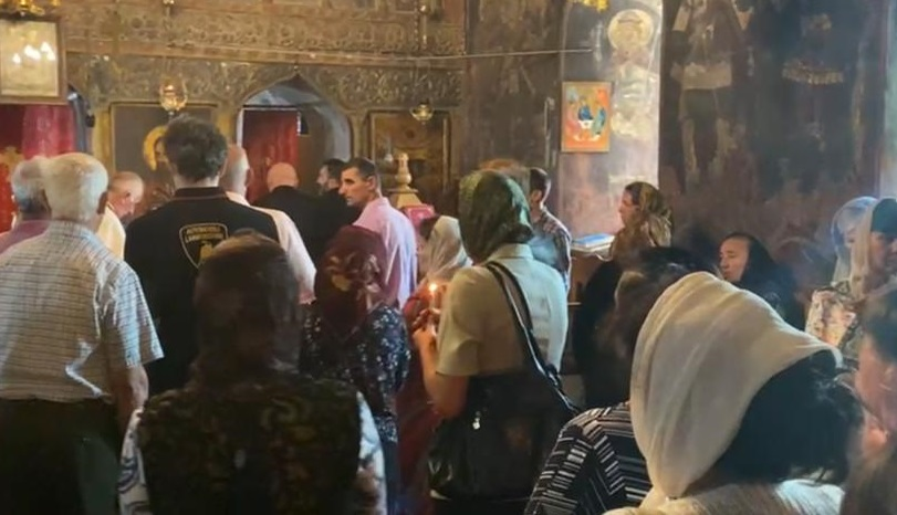 Sute de pelerini vin în fiecare zi la biserica din Baia de Fier să vadă minunea