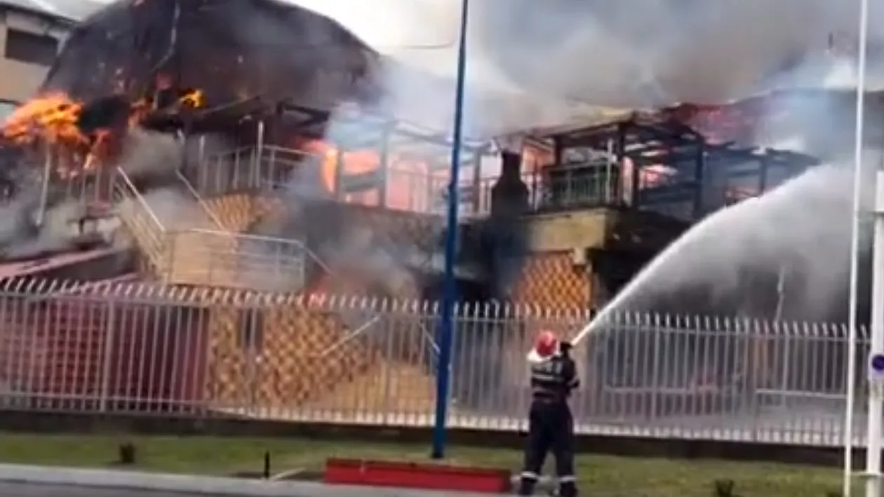 Incendiu violent în Focşani! Se ia în calcul evacuarea locuitorilor din blocurile din apropiere