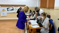 Gabriela Firea a fost prima la vot! A așteptat până s-a deschis secția! Imagini cu primarul Capitalei VIDEO