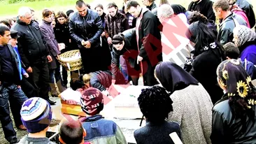 I-au tinut fiul departe de cimitir