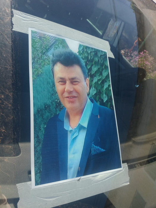În ziua alegerilor locale, peste tot în comună erau poze cu chipul edilului decedat