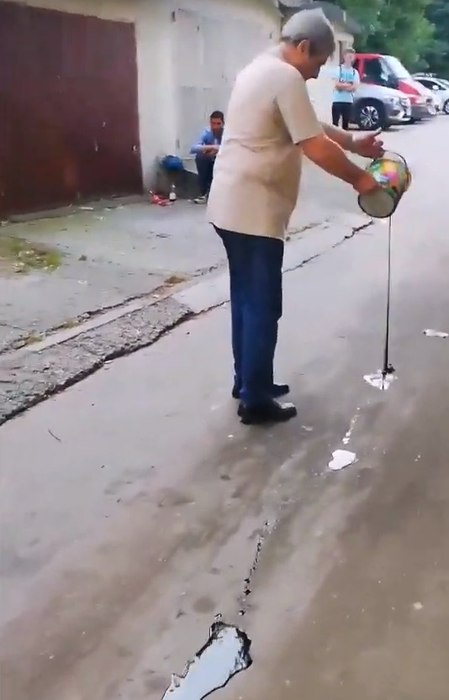 Așa ceva nu s-a mai văzut! Cum s-a răzbunat un pensionar din Bacău pe copiii gălăgioși din spatele blocului