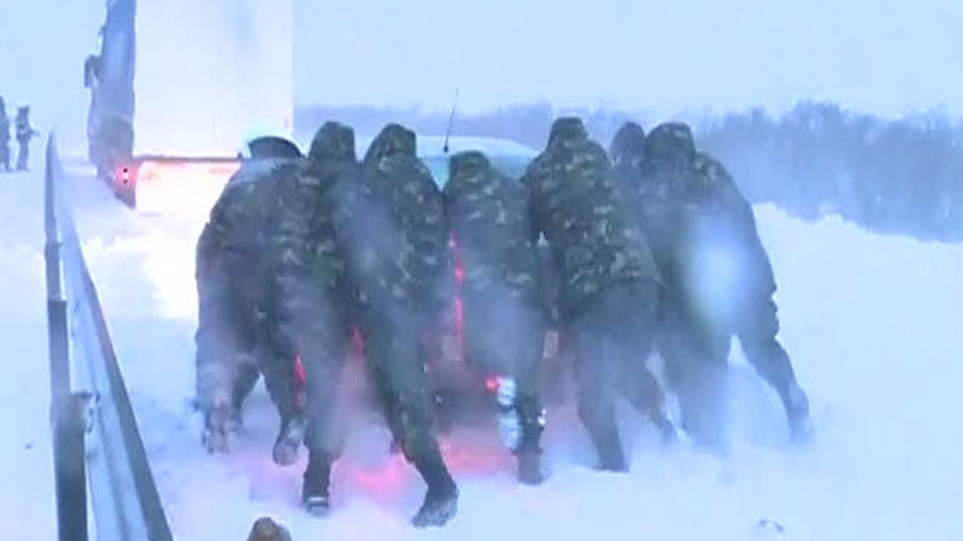 Cosmar pe soselele din Valcea! Zeci de masini au ramas blocate din cauza zapezii! Ce se intampla in aceste momente!