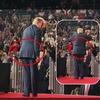 Umflătura misterioasă de sub costumul lui Donald Trump reapare. Imaginile surprinse la un miting din Tennessee