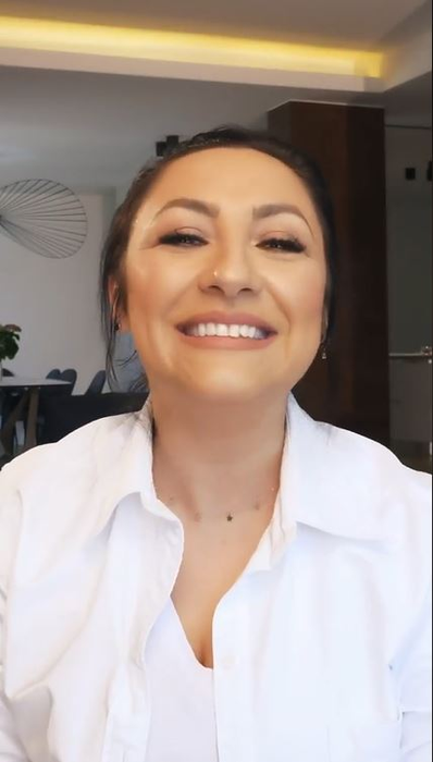 Andra, în ipostaze nemaivăzute până acum! S-a filmat în timp ce se vopsește singură acasă. Ce s-a întâmplat după ce și-a aplicat vopseaua pe păr