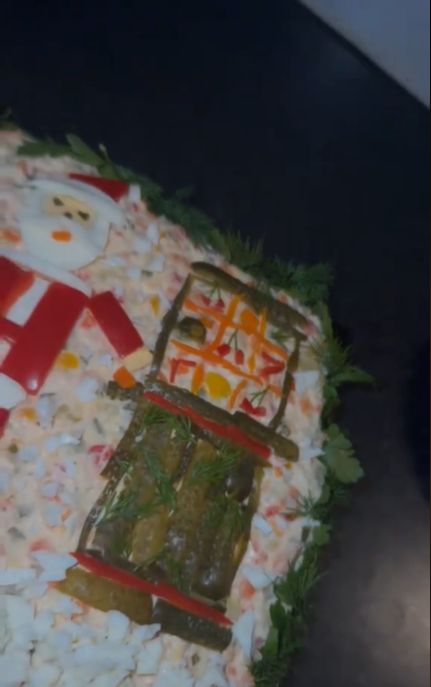 Ce a putut să scrie o tânără pe salata boeuf, de Crăciun / Foto: Captură Video TikTok