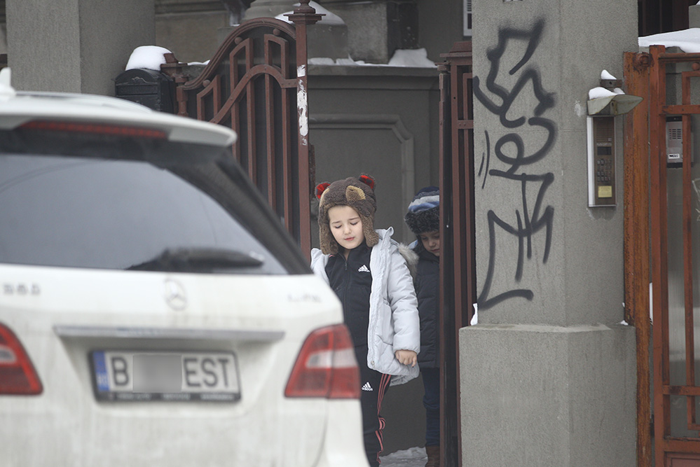 Sofia Anais și Traian jr. ies din vila lui Mihăileanu, proprietatea lui Traian Băsescu