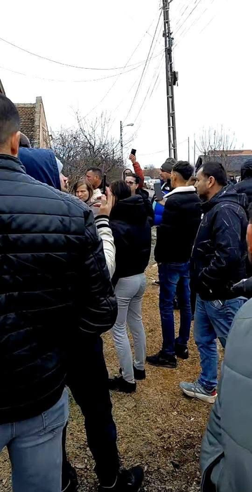 Revoltă în Sânmihaiu Român după ce criminalul lui Mario Berinde s-a mutat în localitate. Oamenii au protestat: “Copiii noștri sunt terorizați!”