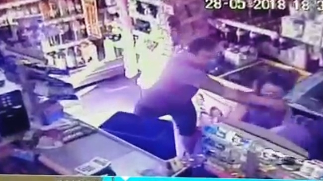 Vânzătoare lovită cu pumnul și strânsă de gât în Arad. De unde a pornit scandalul