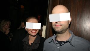 Relația din media care s-a lăsat cu oale sparte, zâmbete largi și nopți albe de București