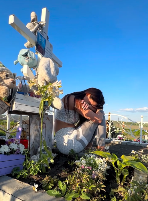 Cristina Scarlevschi, în lacrimi la mormântul fiului ei/ Sursa foto: Instagram