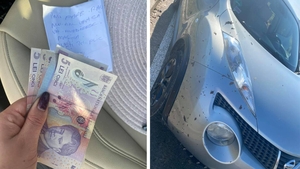 "Îmi pare rău, n-am vrut". Ce bilețel și câți lei a găsit, pe capota mașinii, o șoferiță din Iași