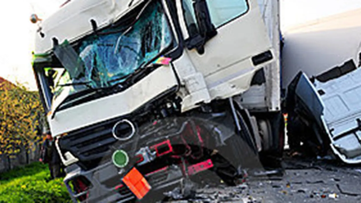 Tragedie in Mures! Un mort si cinci raniti in urma unui accident cu un microbuz, un TIR si un autoturism