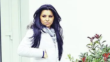 Caragea e tare, vinde haine in parcare. I-a aratat portbagajul unui rival