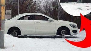 E incredibil cum a fost lăsat acest Mercedes, după ce a fost prădat de hoţi! În locul roţilor au apărut bidoane cu apă îngheţată