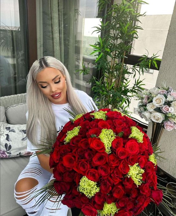 Loredana Chivu, fericită, după ce a primit un imens buchet de trandafiri (Foto: Instagram)
