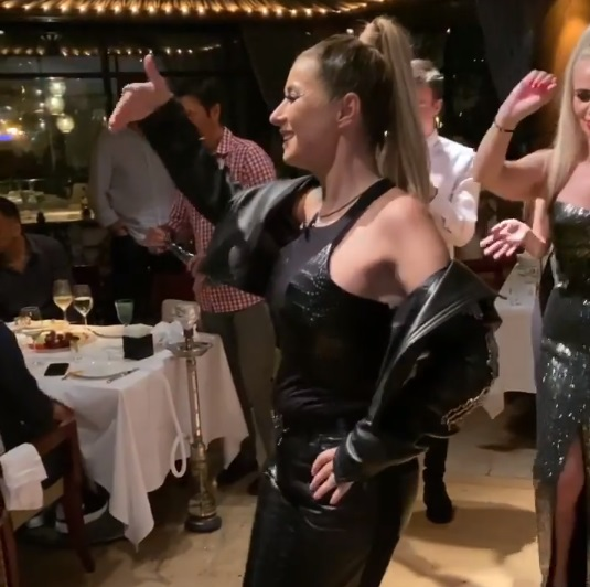 Anamaria Prodan s-a dat în spectacol pe manele într-un restaurant de lux din Dubai. A fost filmată în timp ce se săruta pasional cu soțul ei, Laurențiu Reghecampf