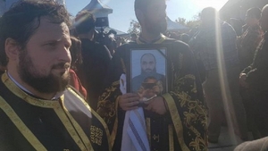 FOTO / Imaginile durerii! Ce s-a întâmplat la înmormântarea preotului care a murit alături de familia lui, în timp ce mergeau la Sf. Parascheva!
