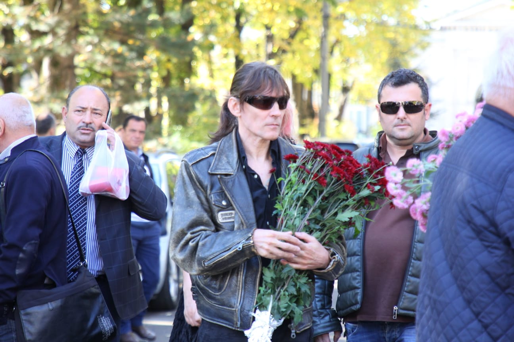 Leo Iorga, condus pe ultimul drum! Imagini exclusive de la înmormântarea îndrăgitului cântăreț
