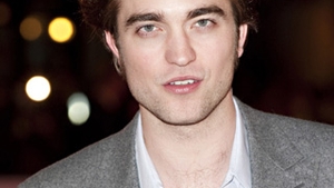 Robert Pattinson i-a cumparat o chitara unui cersetor!