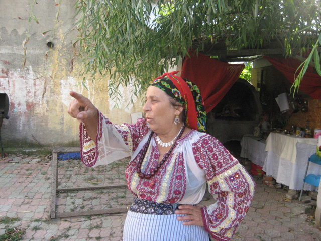 Vrăjitoarea Brățara și-a dat fiica și soțul în judecată