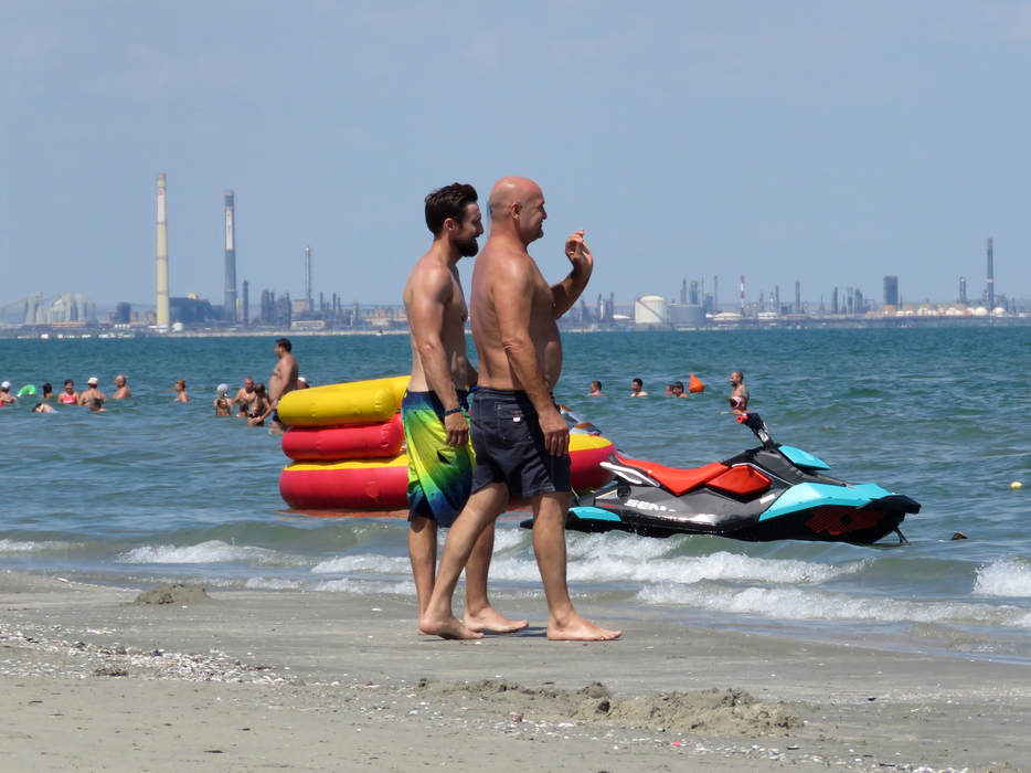 Dani Oţil a făcut ”valuri” la mare