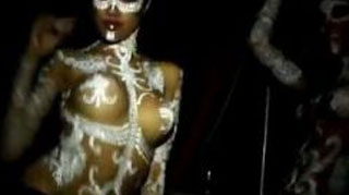 VIDEO Sani goi si semne obscene, in ultimul clip al lui  Sasha Lopez