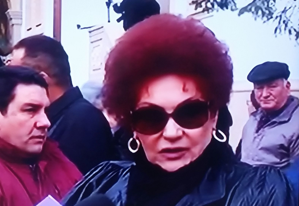 Elena Merişoreanu a venit să-şi conducă prietena pe ultimul drum, nemaiputând să-şi stăpânească lacrimile.