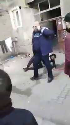 VIDEO. Poliția în acțiune, varianta Moinești! Cum a încercat un agent să imobilizeze un infractor
