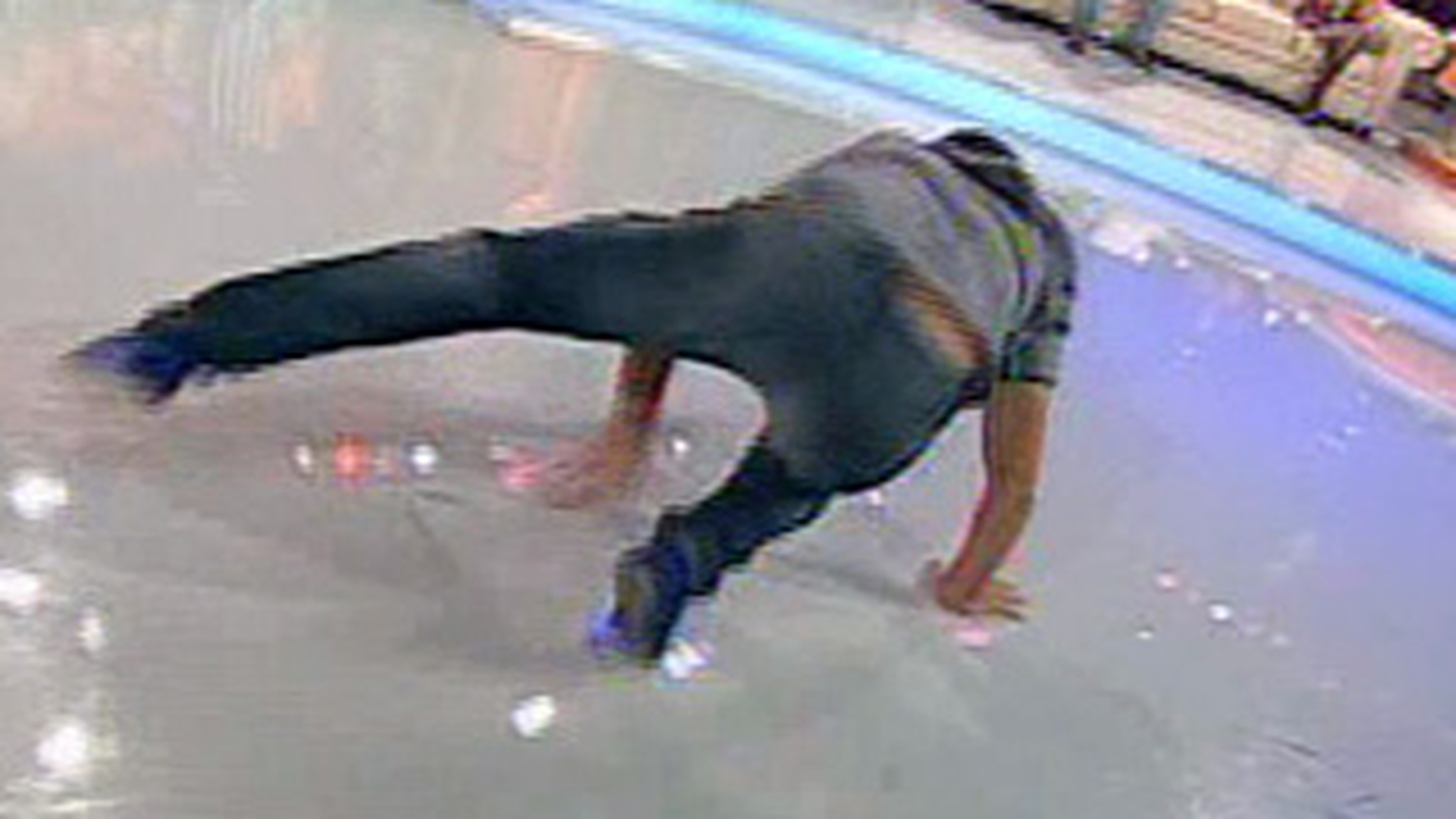 Imagini dementiale cu taximetristul violat! S-a apucat sa danseze breakdance "pe sistem turbo" pentru a-si impresiona sotia!