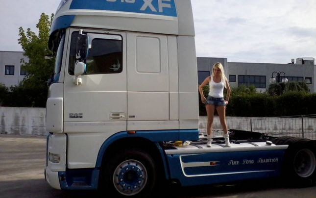Sexy-românca șofer de TIR în Spania. Ce îi transmit colegii Crinei prin stație când o văd