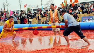 S-au batut intr-o piscina plina cu rosii
