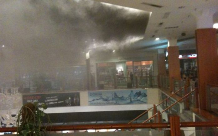 Incendiu într-un mall din Ploiești! Peste 1.000 de persoane, evacuate VIDEO