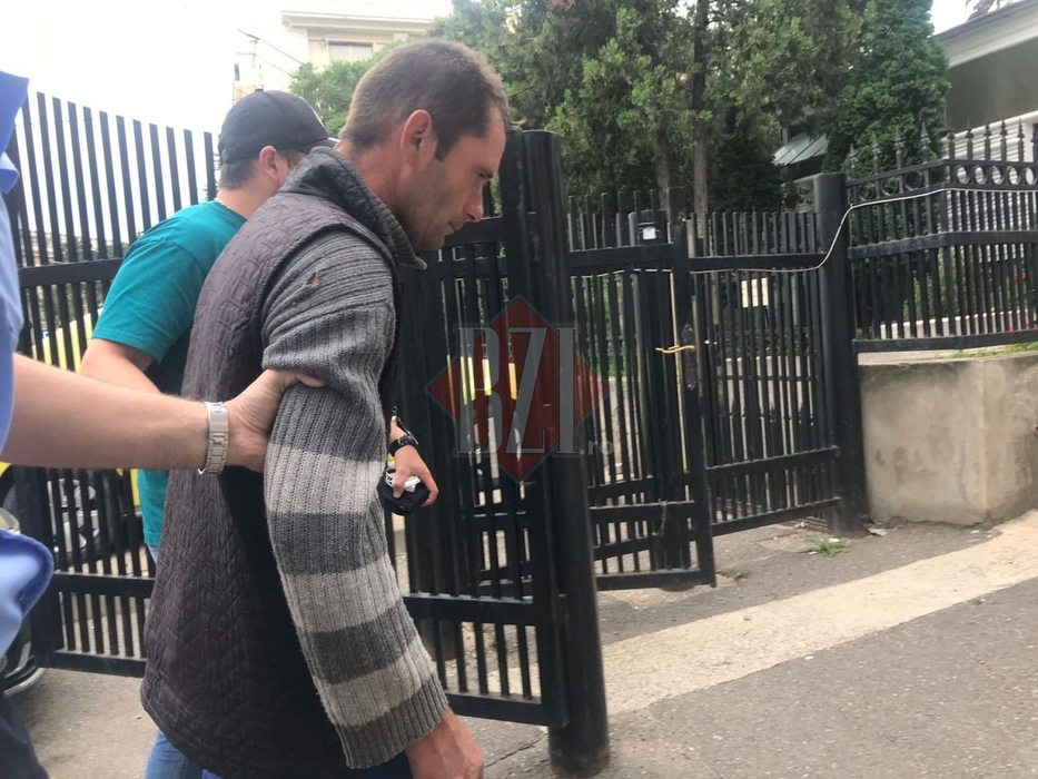 Un bărbat din Iași i-a tăiat stomacul fratelui și s-a făcut nevăzut: „Nu mai e om”