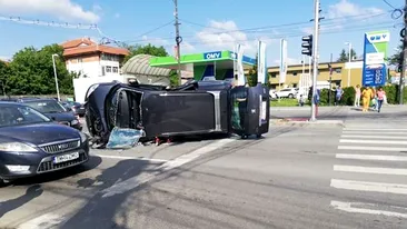 Accident groaznic în Timișoara! Mașinile s-au lovit frontal, una în care erau copii s-a răsturnat