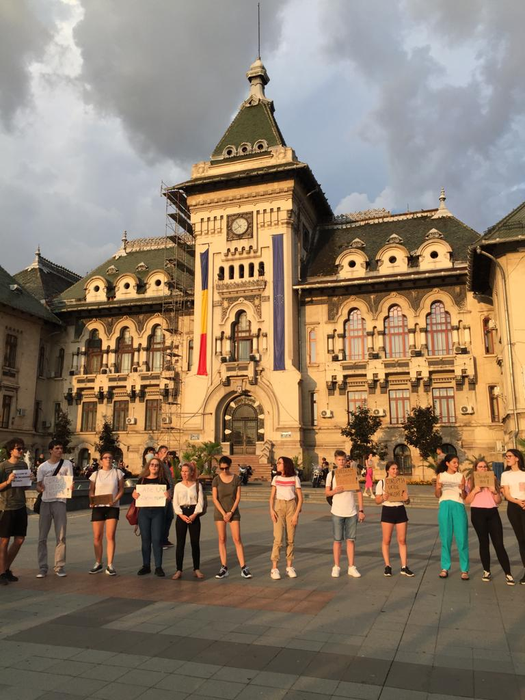 „Puteam fi eu!”. Va fi protest la Craiova, miercuri seară, în Piaţa Mihai Viteazu, după ororile de la Caracal