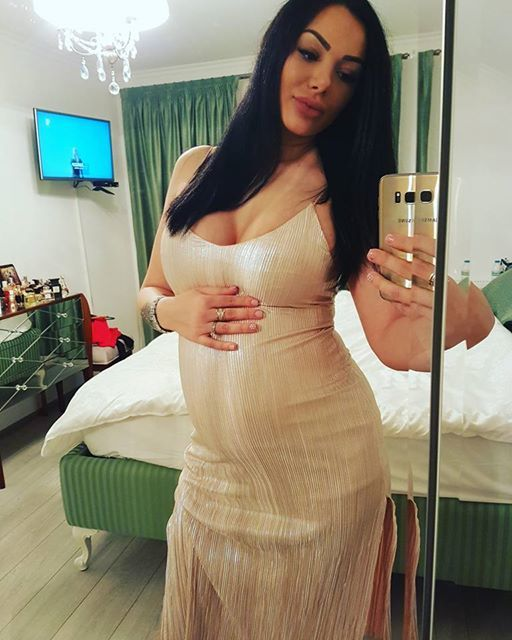 O brunetă celebră de la noi a uimit pe toată lumea! Şi-a ţinut sarcina secretă până în ultima clipă!