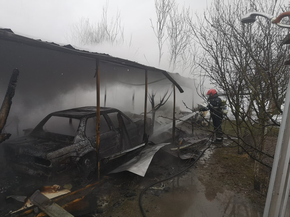 Atelier auto, în flăcări. În interior erau butelii de azot și oxigen. FOTO