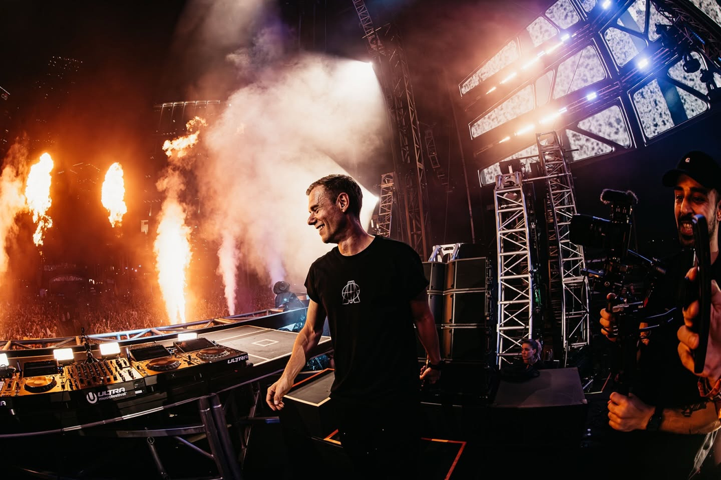 Armin van Buuren a făcut spectacol la Iași, dar cele 3 milioane nu s-au achitat. Cel mai scump show plătit din bani publici s-a terminat în instanță!