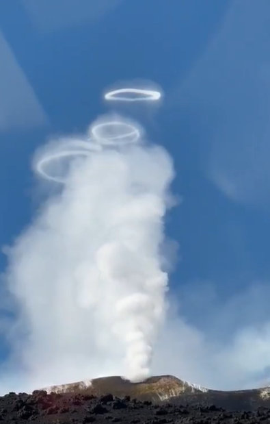 Cercuri de fum ies din Vulcanul Etna, din Italia / Foto: Captură Video