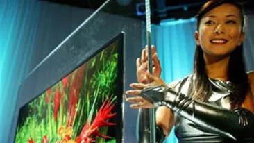 Viitorul suna bine! O sa avem televizoare subtiri ca hartia pe care sa ne facem cumparaturile on-line!