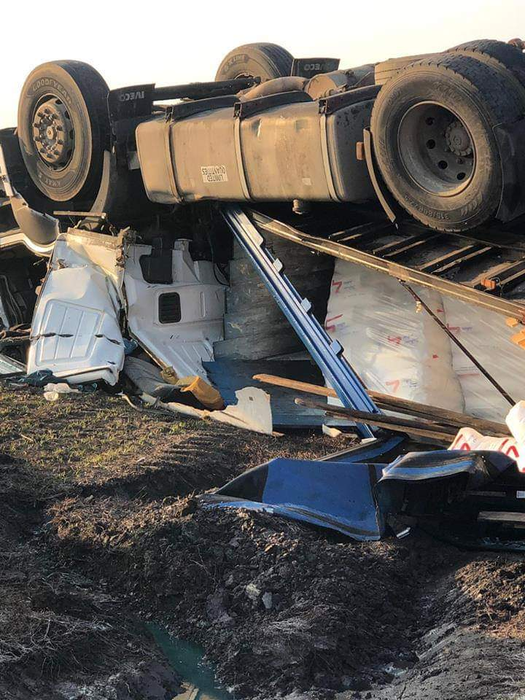 Un camion s-a răsturnat pe DN 2, în Ialomița. Șoferul a murit
