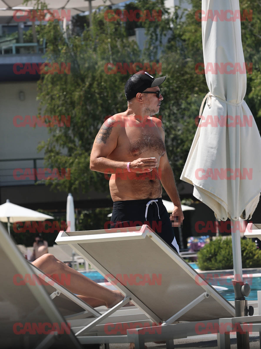 Dan Frînculescu se încarcă cu umor la piscină