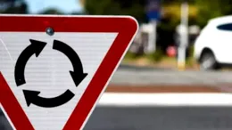 90% dintre șoferi greșesc aici! Cine are, de fapt, prioritate în sensul giratoriu