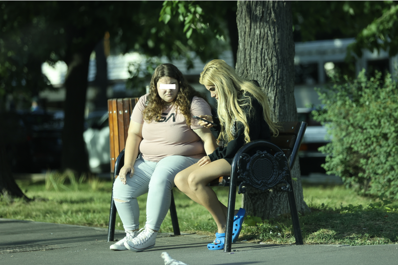 Bia Khalifa butonează telefonul, lângă prietena ei, în speranța că va "agăța" un Uber (Foto: CANCAN.RO)