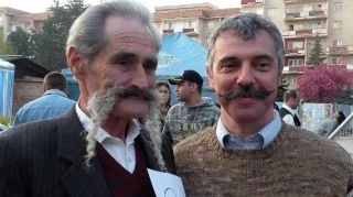 Un barbat cu mustata lunga de 62 de centimentri a castigat concursul de mustati de la Sfantu Gheorghe