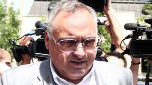 IMAGINI LIVE cu fosta soţie, sora şi fiul lui ADAMESCU! Scandal chiar în aceste momente, la IML, pe cadavrul miliardarului!